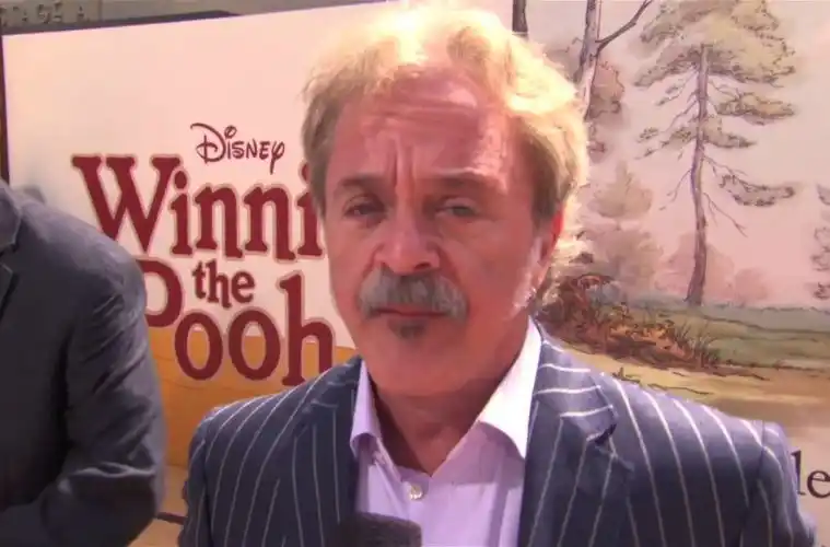 Denunciaron al actor de la voz de Winnie Pooh por abusar de su ex mujer