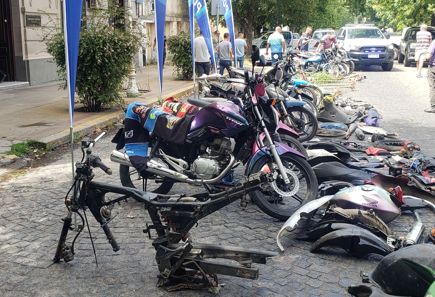 Las miotos secuestradas, en fila frente a la Comisaría Primera.