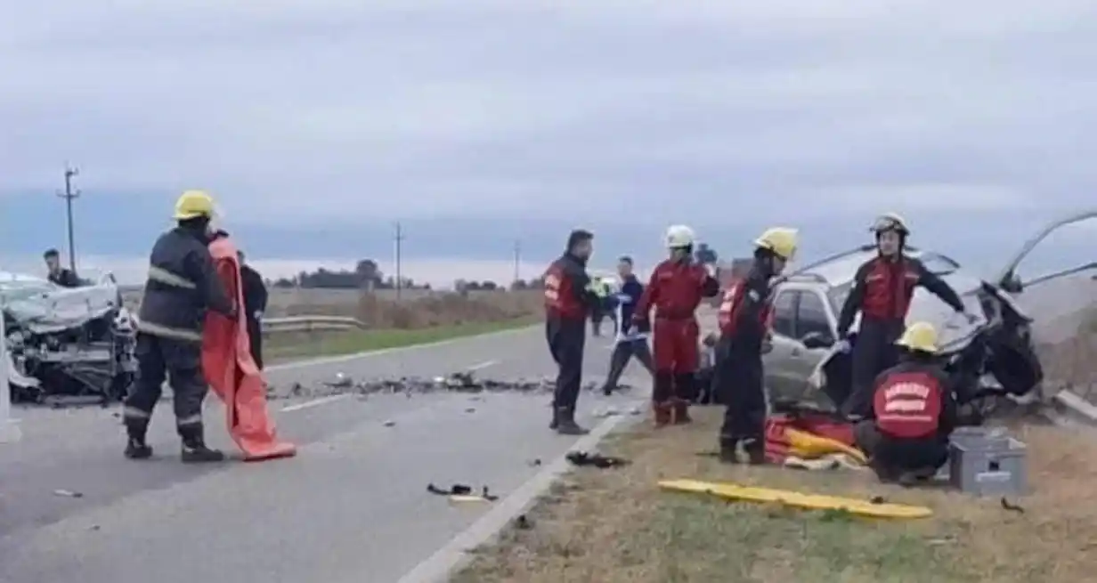 La colisión fue frontal, dejando dos víctimas fatales.