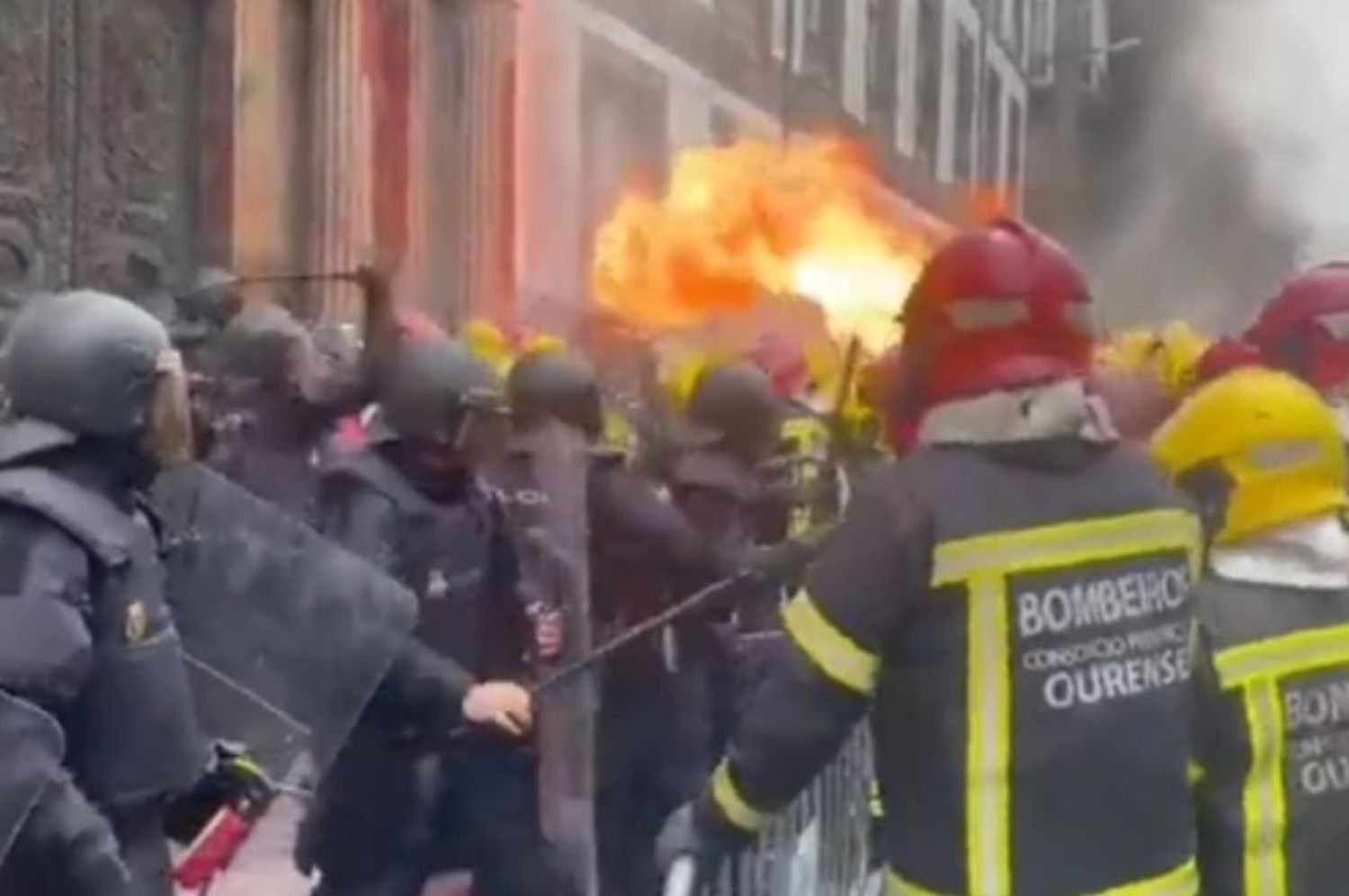 Momentos de tensión en una manifestación de bomberos