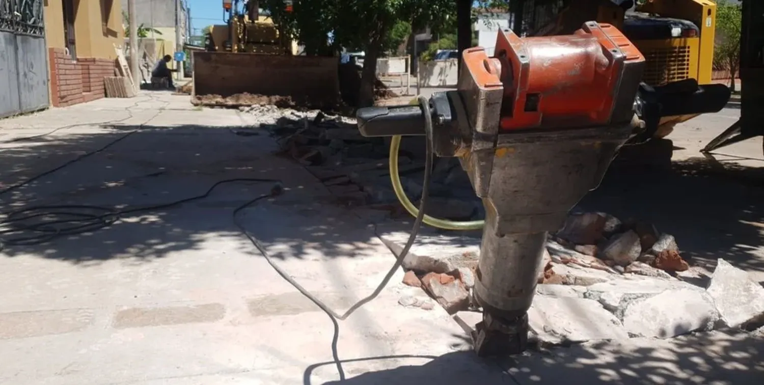 En el sector de calle Presidente Perón a la altura de la terminal de ómnibus se desarrollaron, esta semana, tareas de mejora en el asfalto que pudieron verse en etapa de culminación el mediodía de éste viernes 12 con el tránsito parcialmente interrumpido.