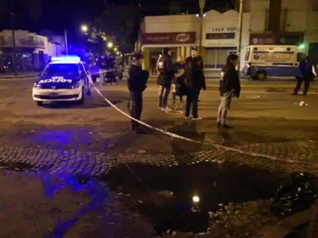 Fue acribillado a balazos desde un auto en la zona sur