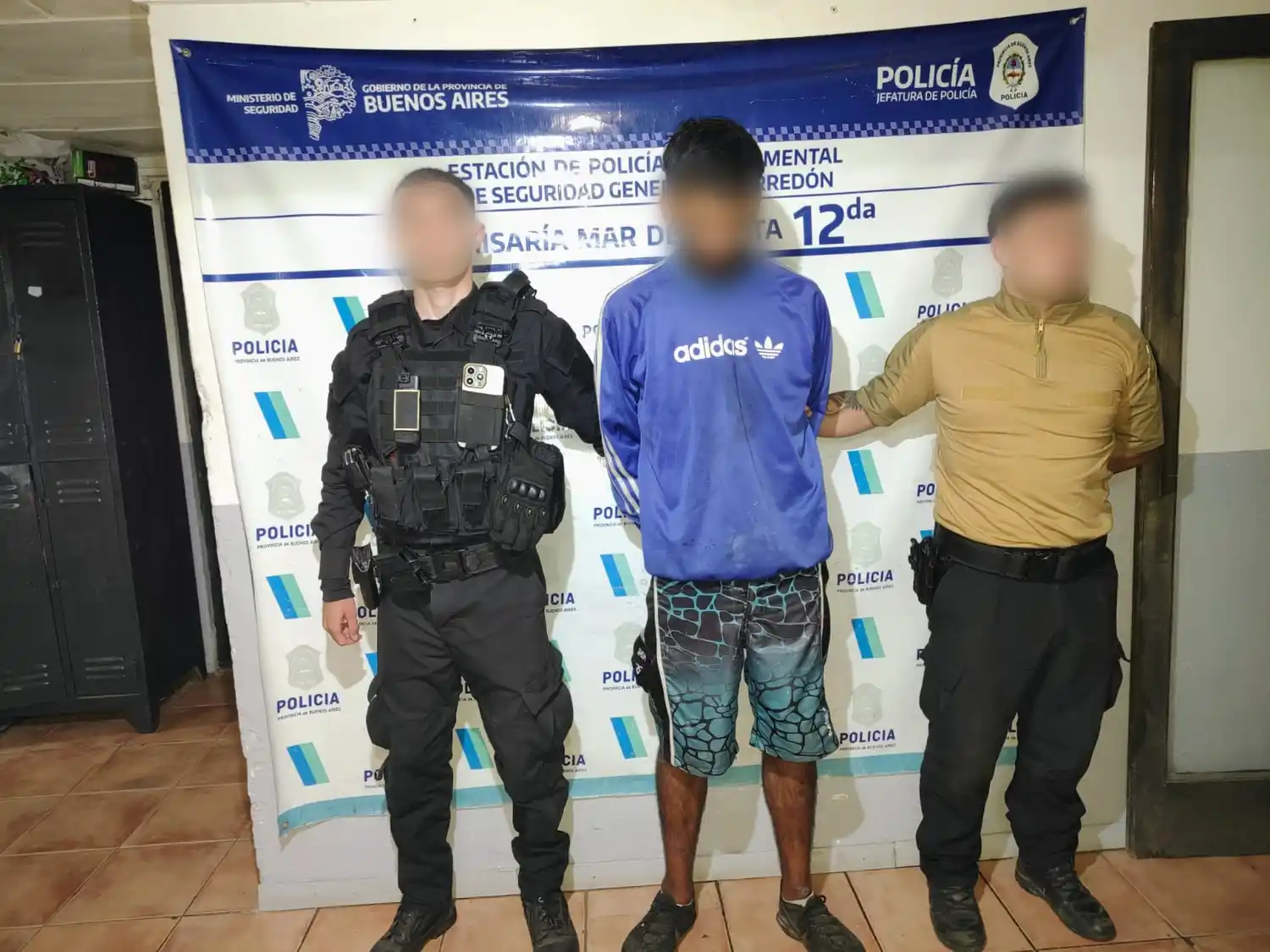 Los vehículos estaban estacionados sobre la vereda de la Comisaria 12.