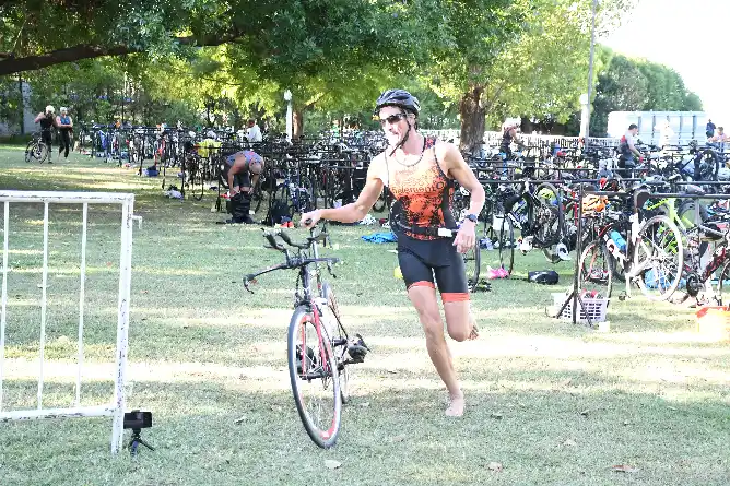 El Triatlón Olímpico volvió a convocar a cientos de atletas y posicionó a Chascomús como destino deportivo y turístico