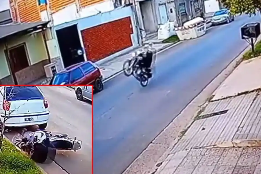 VIDEO | Iba haciendo “willy” con la moto y chocó contra un auto estacionado