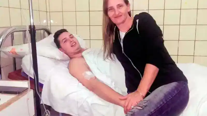 Ulises Taborda es un joven de Urdinarrain que pelea contra el cáncer, y su familia pide rezar porque «para Dios no hay imposibles»