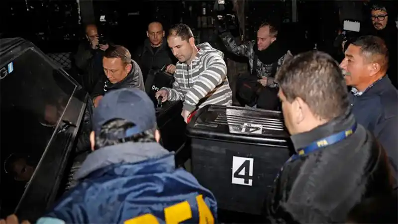 La Policía no secuestró nada en los allanamientos a domicilios de Cristina