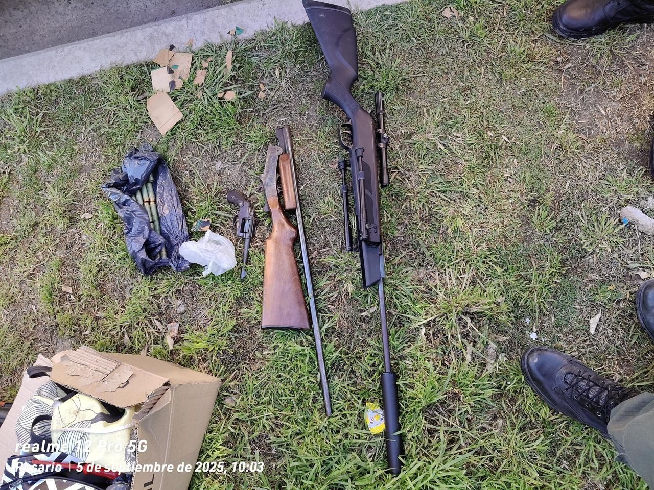 Un chofer de transporte escolar y su acompañante fueron detenidos tras amenazar con un arma en una discusión de tránsito
