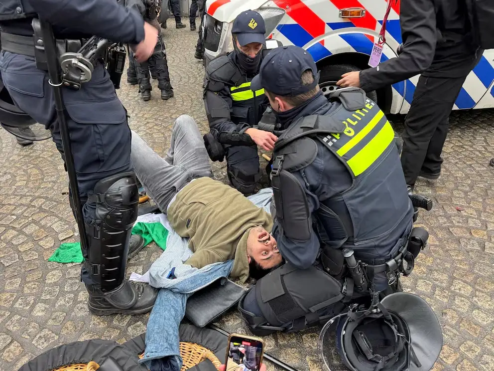Varias personas se desplazaron hacia la plaza Dam, en pleno centro de la ciudad, pese a la orden impuesta por la alcaldesa Femke Halsema