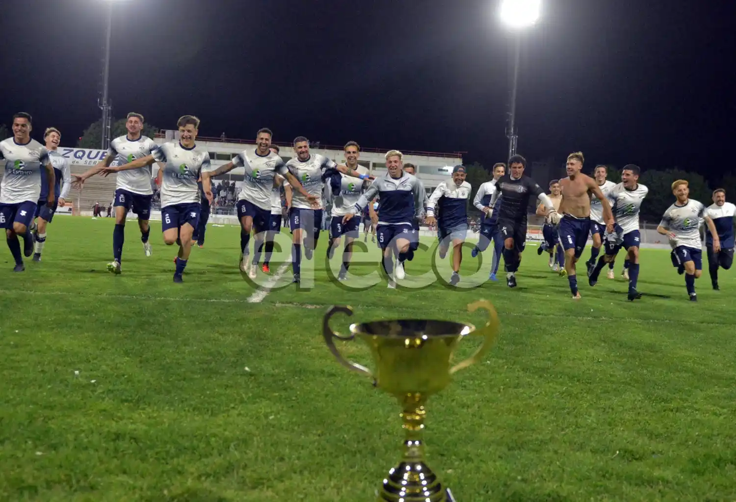 Los jugadores de Gimnasia, rumbo a la Copa de Campeones.