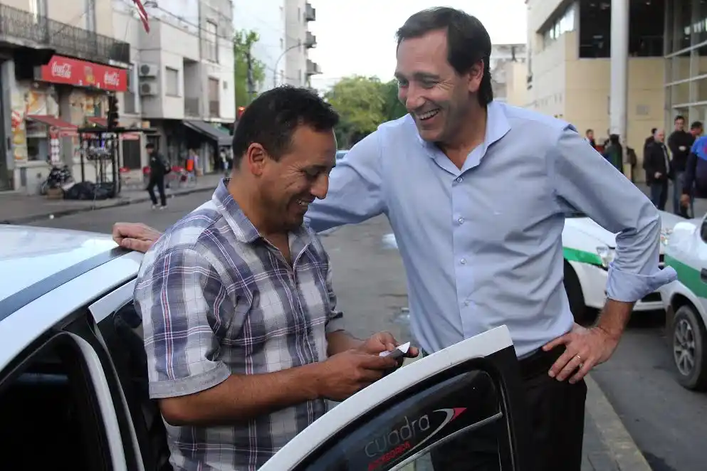 Garro visitó al taxista que devolvió 23 mil pesos