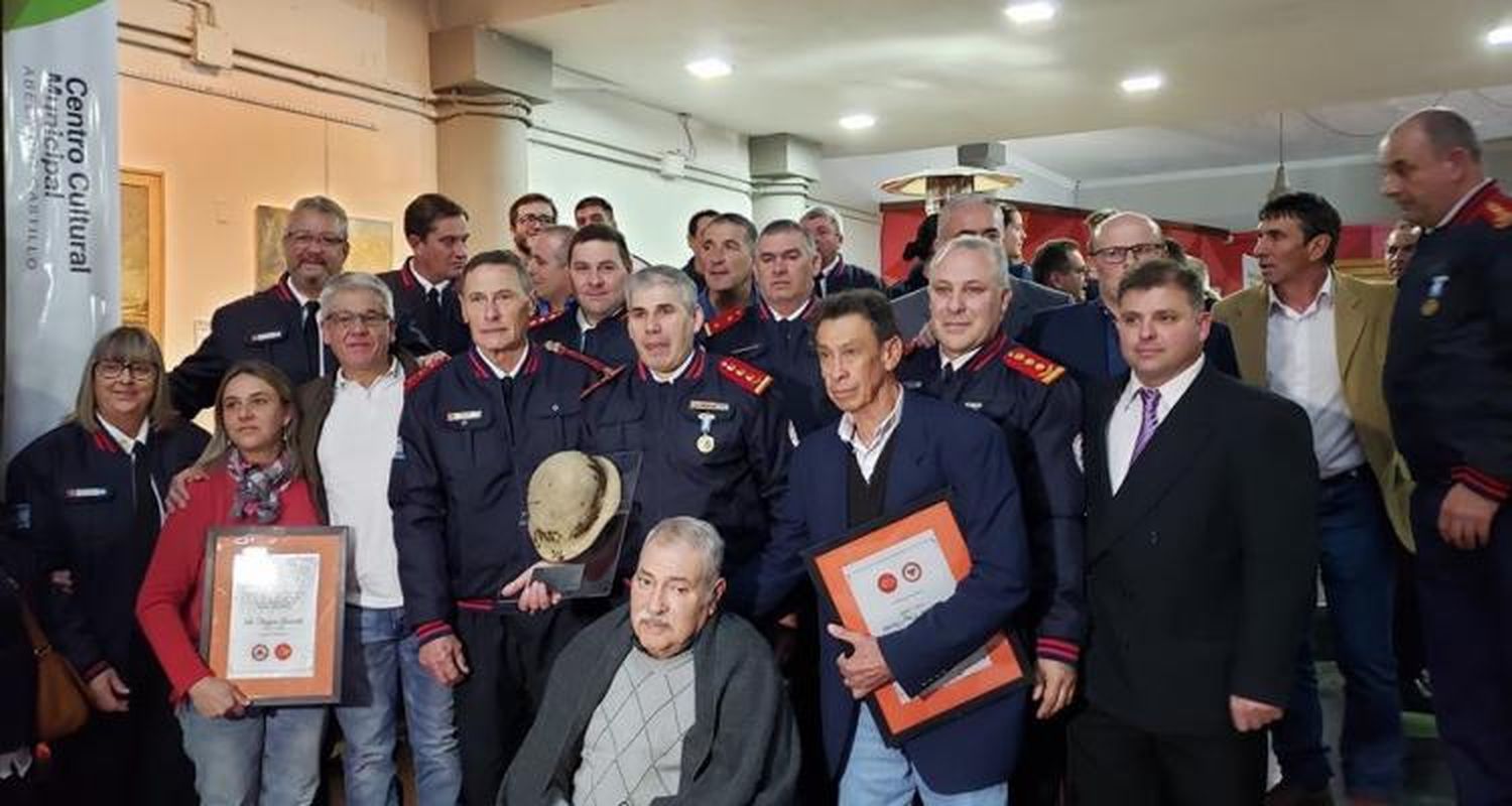 Desfile, distinciones y emotivos momentos en las actividades por los 60 años de Bomberos Voluntarios