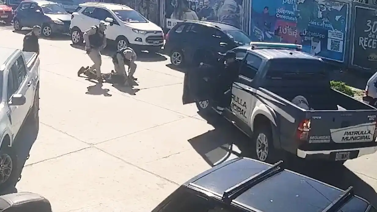 Los ladrones tienen 17 y 19 años, cargaban un revólver calibre 22 y manejaban una moto con los números suprimidos, que luego fue secuestrada.