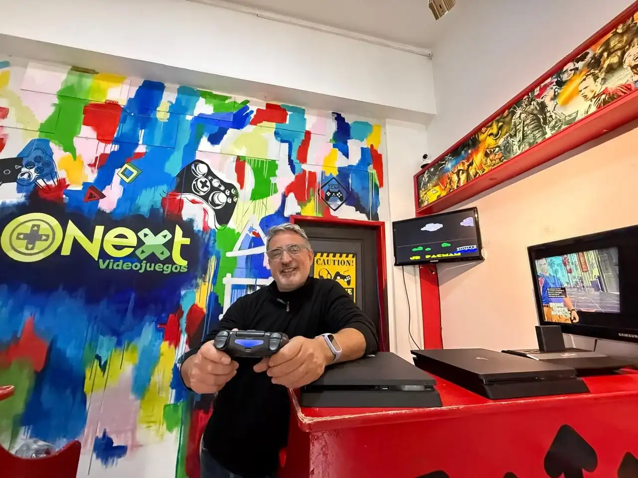 En una pantalla, el GTA 5. En otra, el Pacman 1. Andrés Martínez, joystick en mano, en Next.