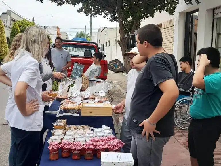 Exitosa feria de platos en la escuela Lucecitas