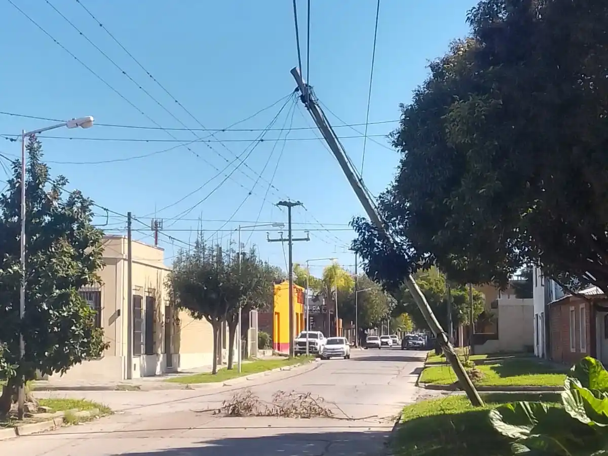 El poste se encuentra inclinado desde este martes al mediodía.