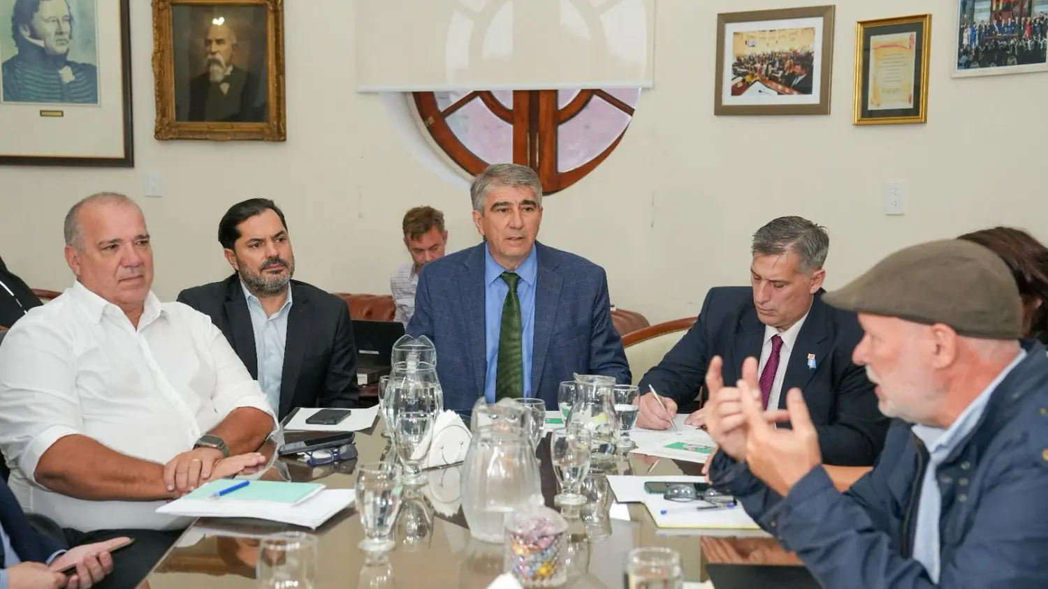 La provincia le ofreció un aumento salarial trimestral del 8% a los gremios estatales.