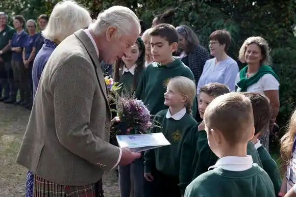 El rey Carlos III homenajeó a la reina Isabel II en el primer aniversario de su muerte