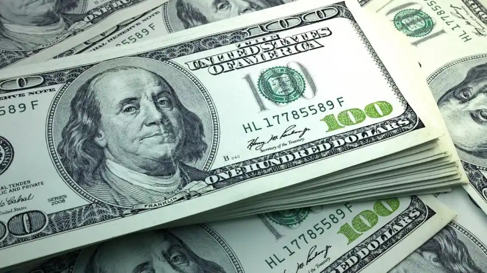 El dólar tocó un nuevo máximo en la city porteña y se vende a 1330 pesos