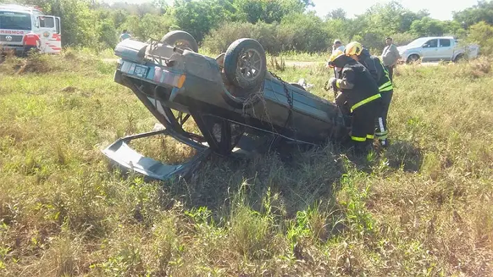 Salió ileso tras protagonizar tremendo vuelco con su auto