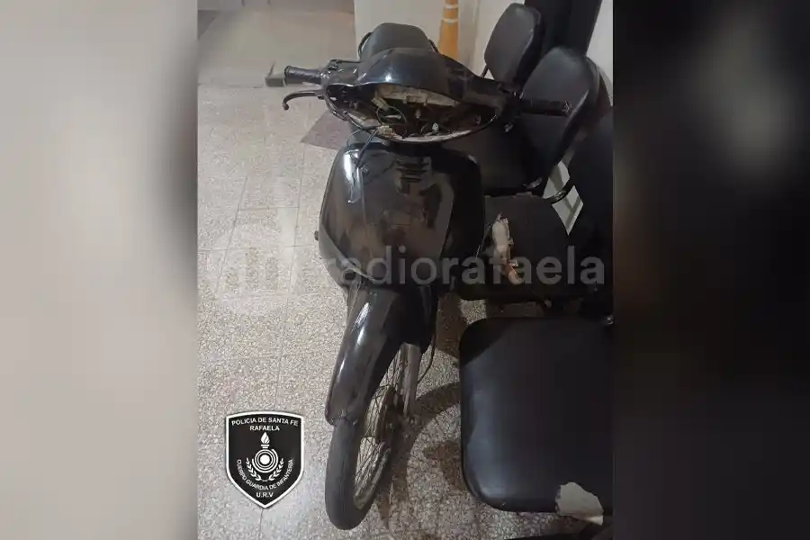 Quiso escapar de la policía en una moto robada, perdió el control y se cayó