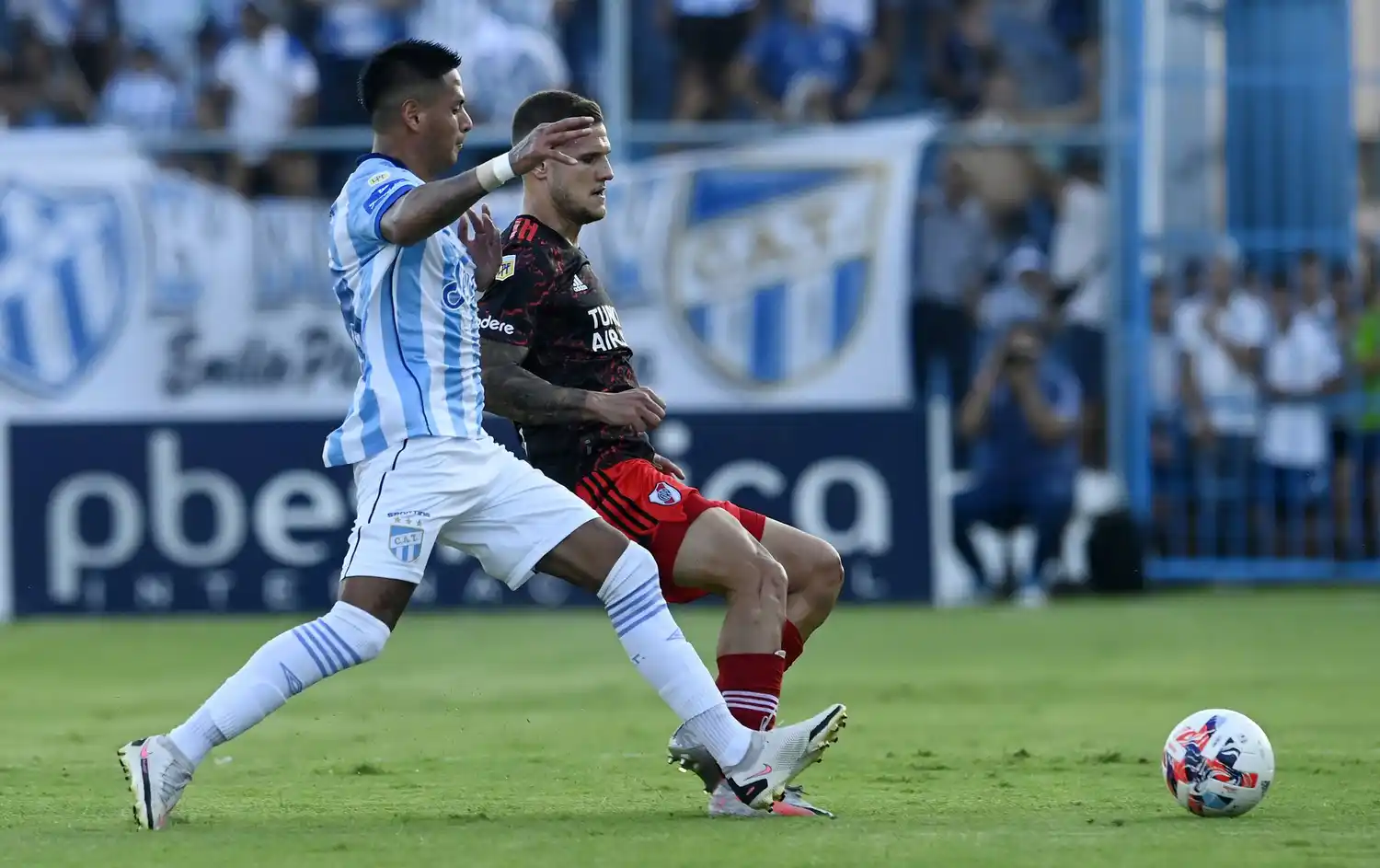 River no pudo cerrar con victoria en Tucumán.