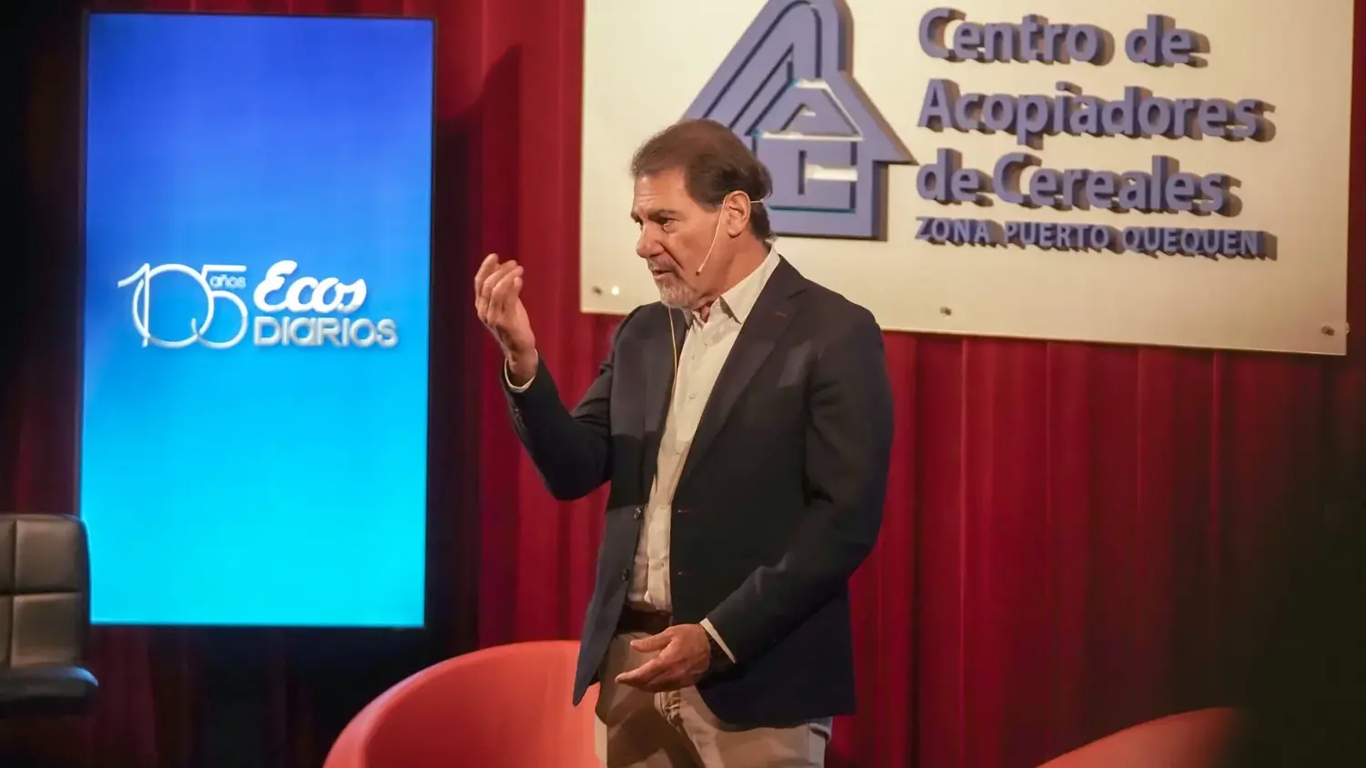 En el Centro de Acopiadores. El economista Claudio Zuchovicki durante la disertación