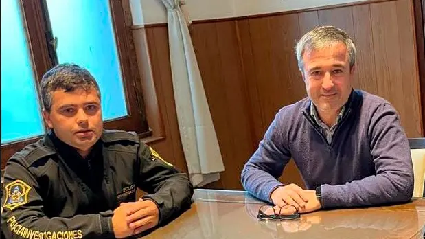 Saludo protocolar. Del subcomisario Siniscalco al jefe comunal Pablo Barrena