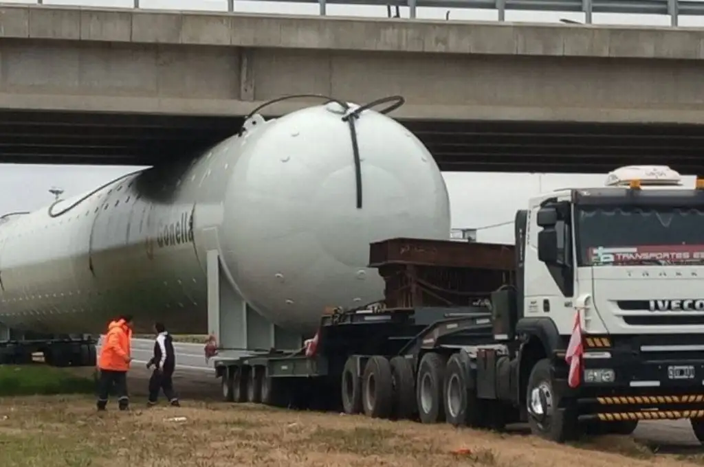 Autopista Rosario-Santa Fe: tremendo camión cisterna quedó atascado