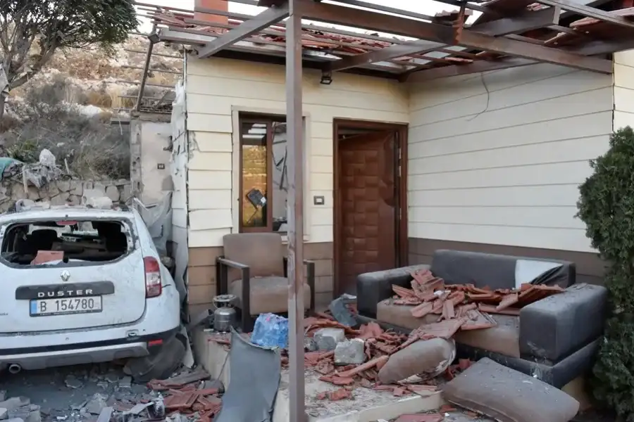 Daños causados en el bombardeo israelí de una residencia en la que se alojaban periodistas en Hasbaya, Líbano. EFE/EPA/STR