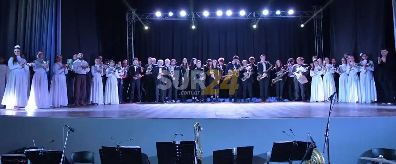 Emotivos homenajes a la Banda y Ballet Municipal en la Gala de la Independencia 
