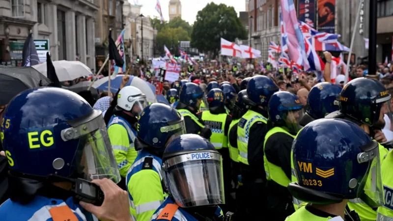 La Policía Metropolitana desplegó agentes adicionales con equipo de protección, así como caballos policiales en el centro de Londres. (Foto: BBC)