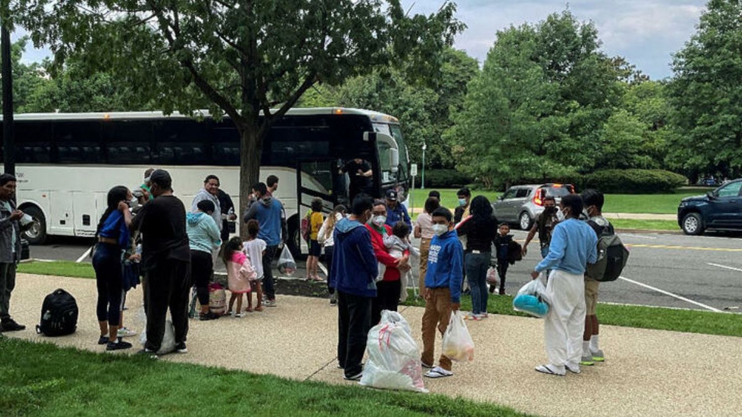 POR ENVÍO DE MIGRANTES A NUEVA YORK: Acusan al gobernador de Texas de fomentar el “odio antilatino”