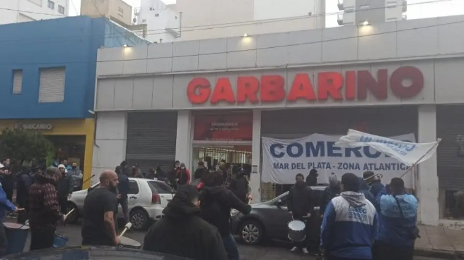 "Hay un vaciamiento de empresas por parte de este pseudoempresario y nadie hace nada con estos caraduras que dejan tiradas familias"