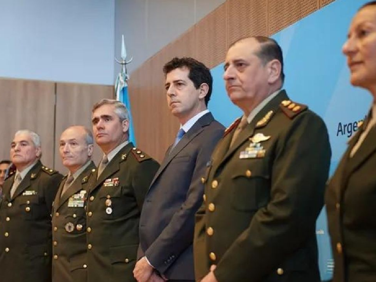 "Wado" De Pedro llamó a las Fuerzas Armadas a planificar "una Argentina que funcione" con la sociedad