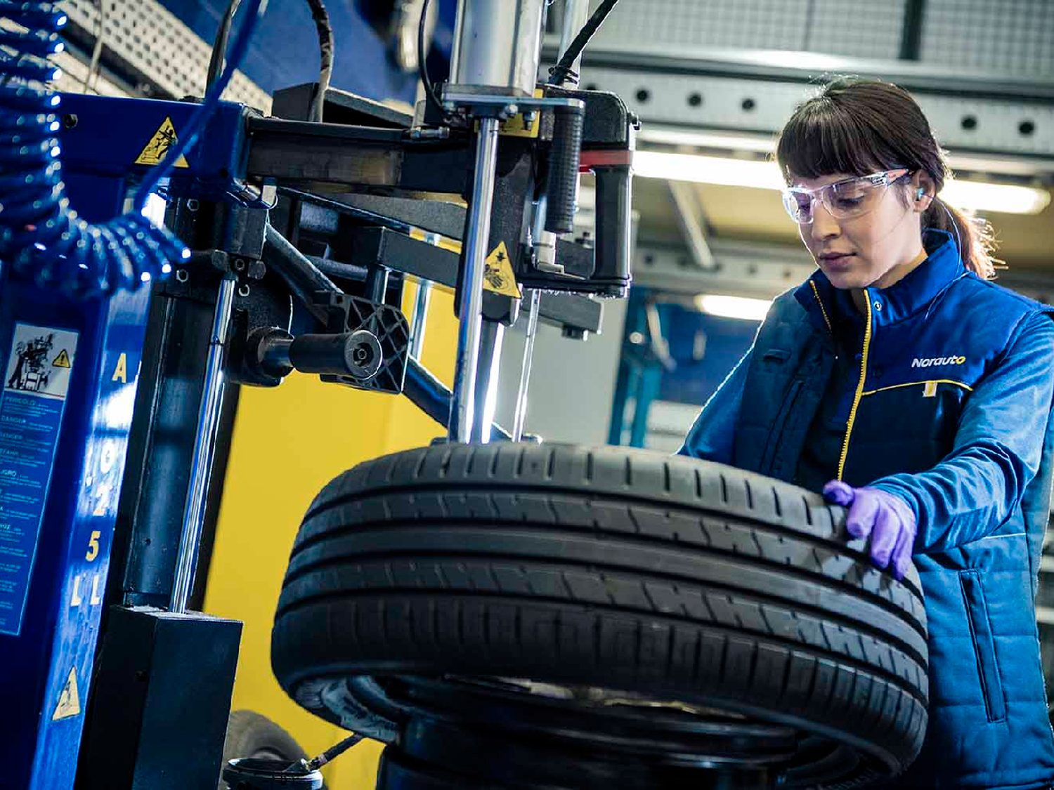 Capacitan a mujeres en la industria del neumático: afirman que su presencia “mejora la productividad”