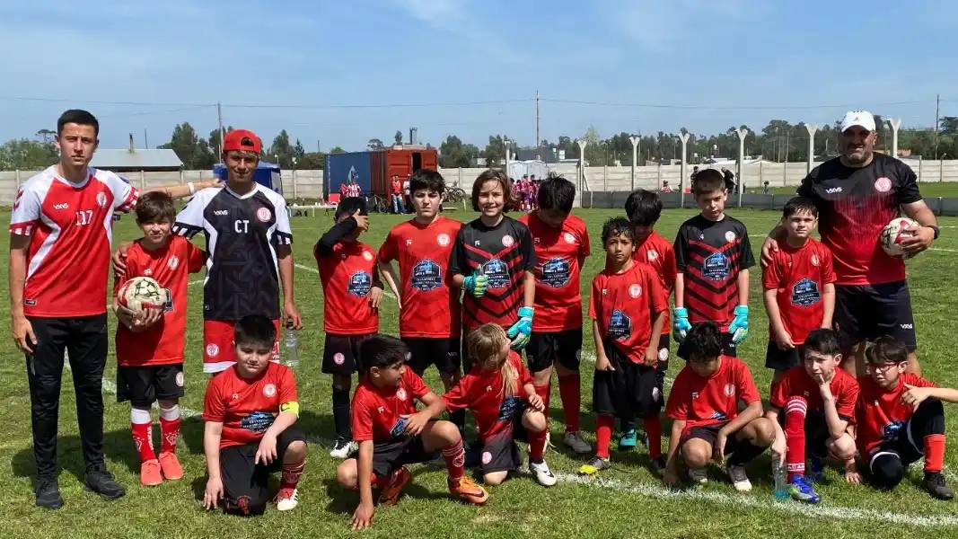 Uno de los equipos infantiles que estrenó el Estadio Lito Almassio