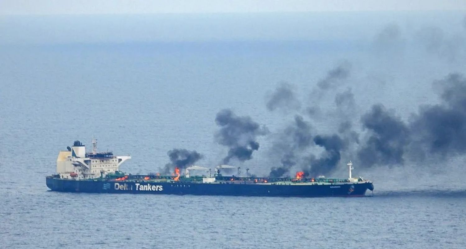 El petrolero griego 'MV Sounion' estaba en llamas en el mar Rojo.