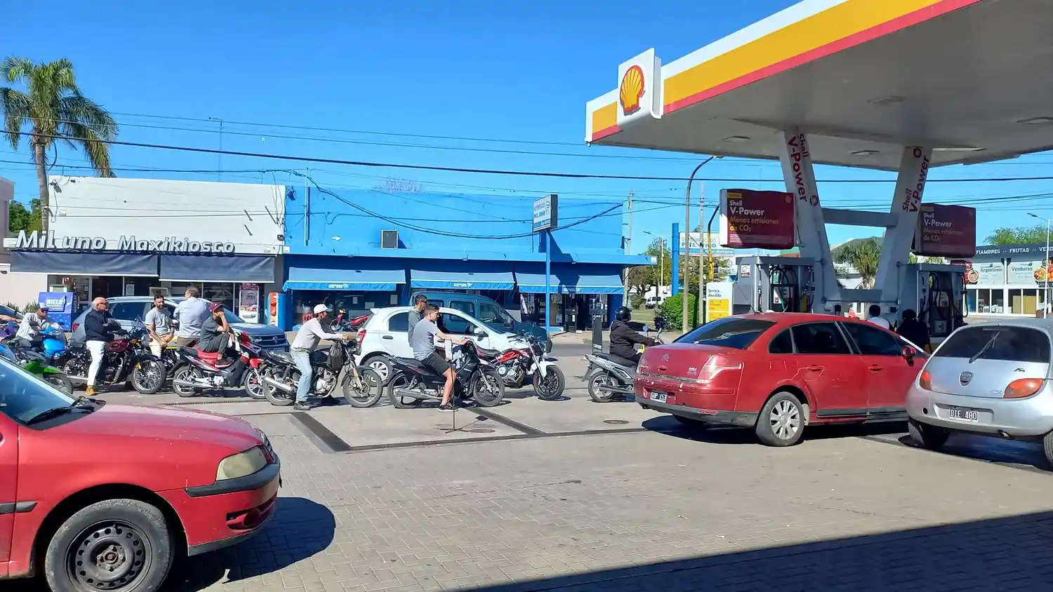 No hay nafta: largas colas para cargar combustible