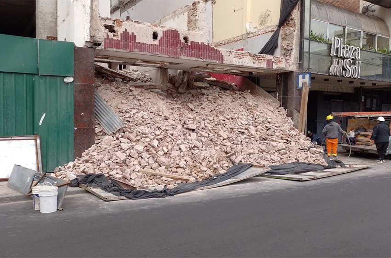 Se desmoronó parte de un reconocido hotel en pleno centro de Rosario que estaba en demolición