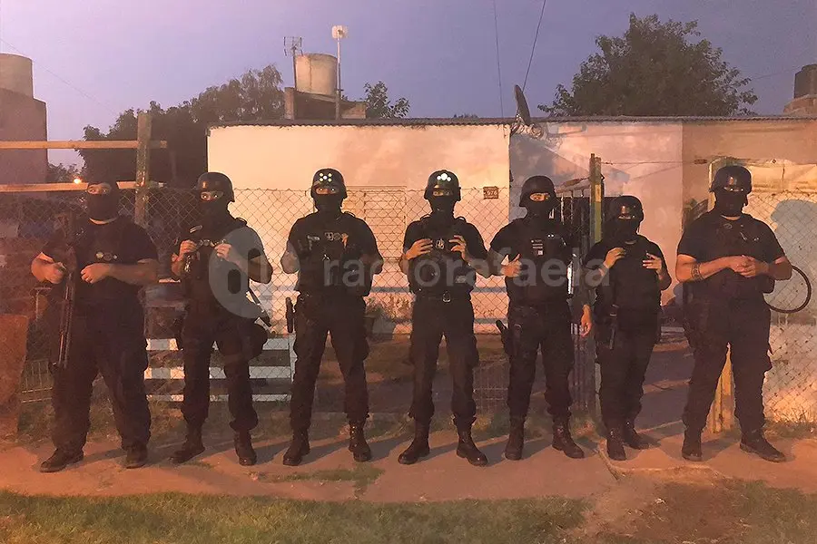 Esta madrugada: intenso movimiento policial en el Norte de la ciudad por un allanamiento