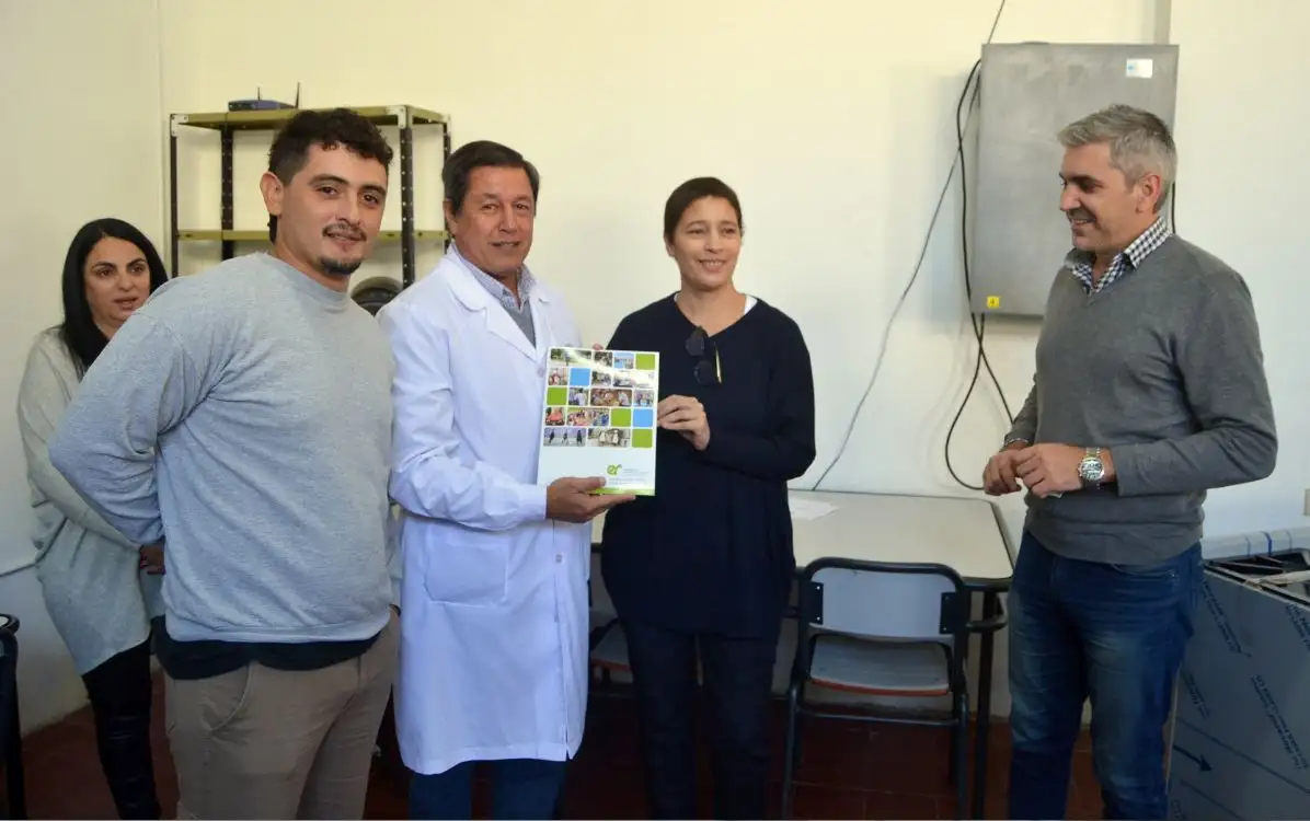 Paola Rubattino y Matías Perez entregando equipamiento a la Escuela San Juan Bosco.
