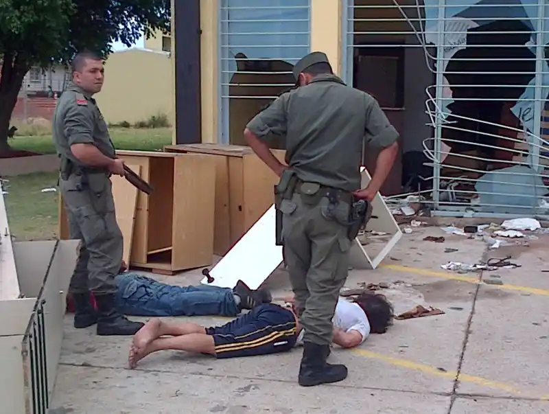 En Concordia y Paraná hubo saqueos y un muerto en la protesta policial