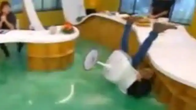 Mirá la terrible caída de de Freddy Villarreal en vivo