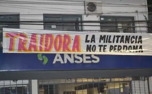 Tres de Febrero: Piden la renuncia de la "Tigresa" Acuña por "traición" tras su pase al massismo