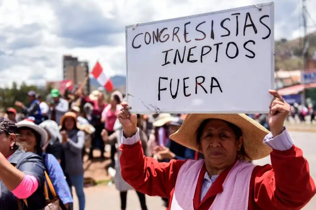 Sin consenso ni posible salida a la crisis en Perú, el Congreso rechazó por tercera vez el adelanto de las elecciones