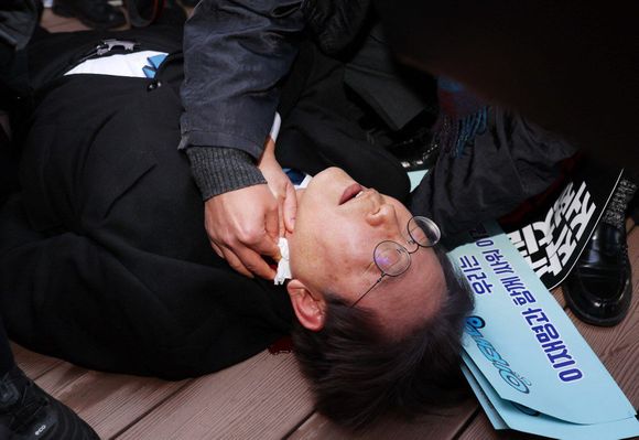 Y así apuñalan a líder político en Corea del Sur (+VIDEO)