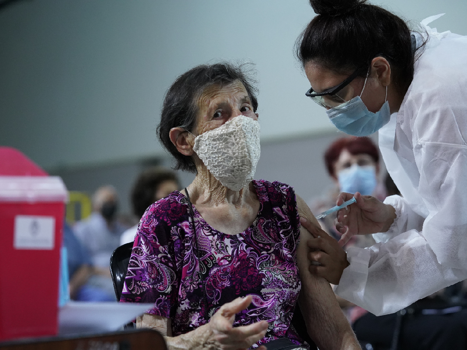 Vacunan a mayores de 70 años en el Superdomo