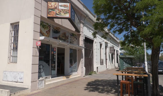 En cuestión de minutos, un hombre ingresó tres veces a robar en un comercio: quedó todo grabado