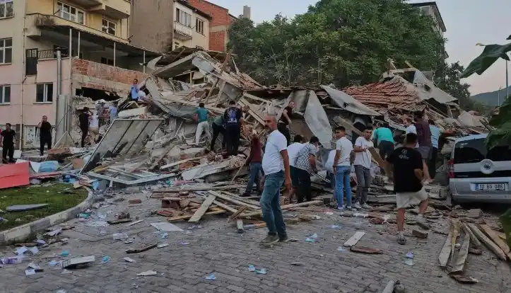 Un total de 16 edificios se derrumbaron.